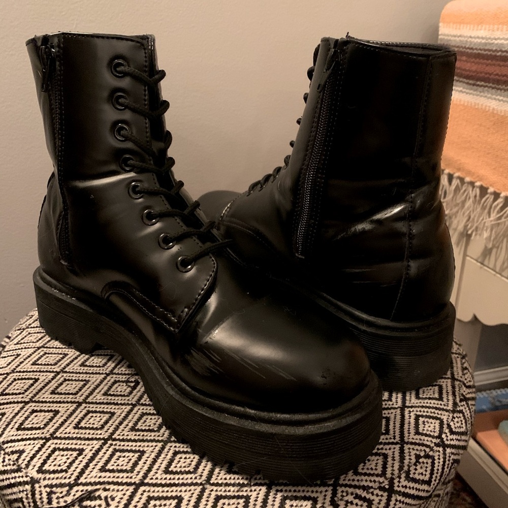 Platform zip-up combat boots